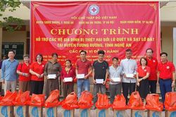 Hội Chữ thập đỏ tỉnh Nghệ An phối hợp trao 300 suất quà tới người dân vùng lũ Tương Dương