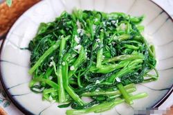 Đầu bếp chia sẻ 3 bí quyết xào rau xanh sao cho giòn tan, mát lành và đầy màu sắc hấp dẫn