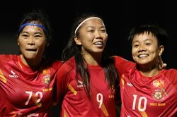 Huỳnh Như nén đau ra sân, nói gì khi lập cú đúp trong 3 phút cho TPHCM?
