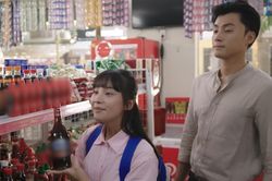 Loạt chi tiết quảng cáo lộ liễu trong 'Đi giữa trời rực rỡ' bị chê
