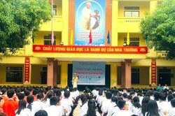 Cảnh sát giao thông Nghệ An tuyên truyền pháp luật về an toàn giao thông cho học sinh