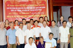 Trao 70 triệu đồng xây dựng nhà tình nghĩa ở huyện Diễn Châu