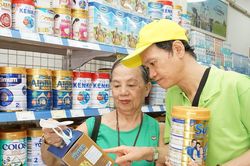 Khách hàng dùng Vinamilk hơn 40 năm ấn tượng trước siêu nhà máy hiện đại