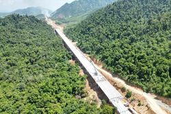 Hợp long cây cầu dài nhất trên đường bộ cao tốc đoạn Vân Phong-Nha Trang
