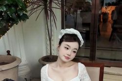 Tiktoker triệu follow đu trend mang scrunchie ngoại cỡ, gương mặt như 'em bé'