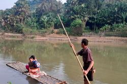 Không có cầu, người dân Tương Dương phải chèo bè qua suối
