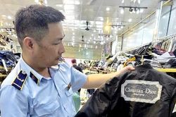 Hải Phòng: Phát hiện hàng trăm sản phẩm thời trang nghi giả mạo nhãn hiệu quốc tế