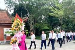 Ban Tổ chức Tỉnh ủy Nghệ An dâng hương tưởng niệm Chủ tịch Hồ Chí Minh
