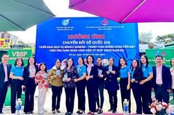 Phụ nữ Lâm Đồng tích cực tham gia chuyển đổi số, thanh toán không dùng tiền mặt