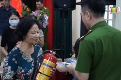 Đổi vũ khí lấy bình chữa cháy