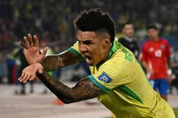 Hai tiền đạo vô danh giúp Brazil trở về từ vực thẳm
