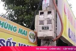 Nguy hiểm từ biển quảng cáo 'ôm' cột điện