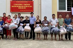 Sở Nội vụ tặng quà học sinh Trường Tiểu học Lý Bôn và nhân dân thị trấn Pác Mjầu (Bảo Lâm)