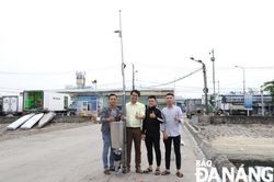 Sinh viên nghiên cứu thiết bị thu gom rác mặt nước