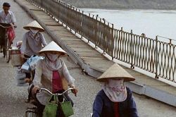 Cuộc sống sau ống kính: Nửa thế kỷ qua cầu Long Biên
