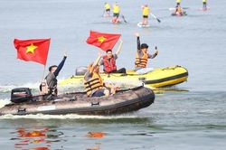 Hàng trăm vận động viên bơi chải thuyền rồng rẽ nước tranh tài