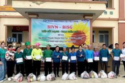 Tặng quà cho các trường học và người dân có hoàn cảnh khó khăn xã Phan Thanh (Bảo Lạc)