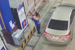 Cận cảnh tài xế ném tiền qua kính ô tô ở Long An