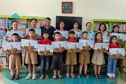 Quảng Ninh: Tặng phụ san 'Cột cờ Hà Nội' cho các trường học huyện miền núi Đầm Hà