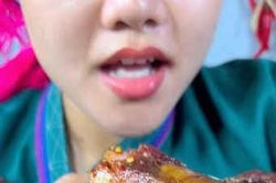 Mukbang dẻ sườn lợn, nữ TikToker gây ám ảnh cho 8,2 triệu người