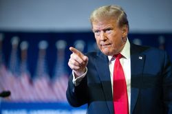 Ông Trump lại phát ngôn gây bão mạng