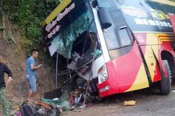 Bản tin TNGT 16/10: Xe khách mất lái đâm vào ta luy dương khiến 1 người tử vong