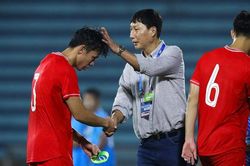 CĐV tranh cãi vì đội tuyển Việt Nam và HLV Kim Sang Sik