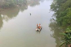 Tìm thấy thi thể 2 nữ sinh nghi nhảy cầu tự tử ở sông Bôi