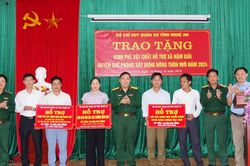 Bộ Chỉ huy Quân sự tỉnh Nghệ An trao tặng kinh phí hỗ trợ xã Nậm Giải xây dựng nông thôn mới