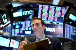 Thị trường chứng khoán Mỹ: Chỉ số Dow Jones lập kỷ lục phiên thứ ba