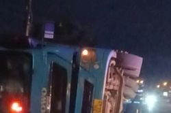 Pleiku: Xe tải chở gỗ bời lời bị lật trên đường Lê Duẩn