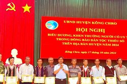 Kông Chro: Biểu dương 30 người có uy tín trong đồng bào dân tộc thiểu số