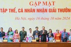 Chủ tịch Quốc hội Trần Thanh Mẫn gặp mặt tập thể, cá nhân nhận giải thưởng Vừ A Dính
