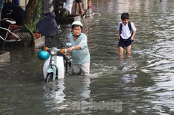 TP.HCM: Học sinh một trường cấp Hai được về sớm vì triều cường và mưa lớn