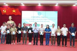 Tặng sổ bảo hiểm xã hội, thẻ bảo hiểm y tế cho người khó khăn ở Yên Bái bị ảnh hưởng bởi bão số 3