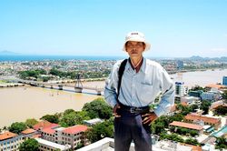 Lận đận tình người - Một nhà báo