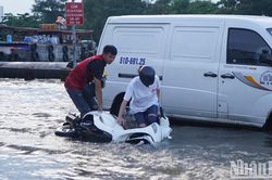 Thành phố Hồ Chí Minh: Người dân chật vật với triều cường đạt đỉnh