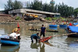 Trục vớt thành công tàu đánh cá của ngư dân Cửa Lò bị chìm
