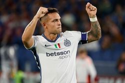 Đồng đội của Messi đi vào lịch sử khi giúp Inter đánh bại Roma, gây áp lực lên Napoli