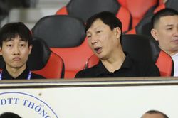 'Hành động lạ' của HLV Kim Sang Sik