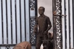 Người đàn ông dắt 3 chú chó đi dạo, khi quay về vợ không nhận ra mà phải thốt lên: 'Tác phẩm nghệ thuật này ở đâu ra?'