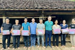 Tặng quà 13 hộ dân khu dân cư Lân Nóng, thôn Loi, xã Yên Sơn (Hữu Lũng) khắc phục hậu quả cơn bão số 3