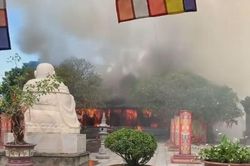 Khoảnh khắc lửa cháy dữ dội ở ngôi chùa 800 năm tuổi tại Phú Thọ