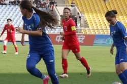 HLV Mai Đức Chung tiếc khi tuyển nữ Việt Nam chỉ thắng Uzbekistan 2-0