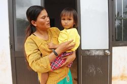 Vợ chồng nghèo cưu mang cháu bé bị bỏ rơi