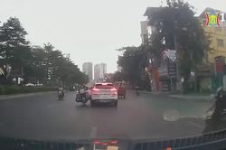 Ô tô chuyển làn ẩu gây tai nạn rồi bỏ chạy