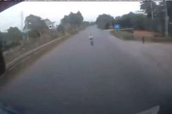 Camera hành trình ghi lại khoảnh khắc xe máy vỡ vụn khi lấn làn đâm trực diện vào ô tô