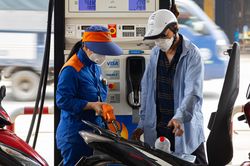 Giá xăng giảm nhẹ dưới 70 đồng/lít