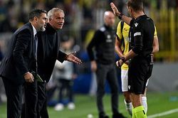 Mourinho mỉa mai trọng tài sau trận hòa MU, Scholes phải thốt lên 'phỏng vấn mà hay hơn cả trận đấu'