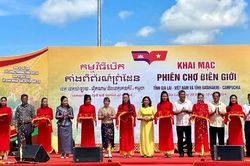 Khai mạc phiên chợ biên giới tại Khu Kinh tế cửa khẩu Quốc tế Lệ Thanh